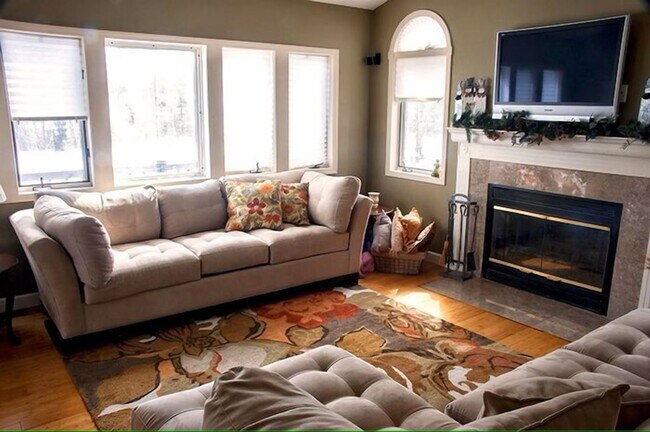Building Photo - Epic Retreat! Fully Furnished Fall/Winter ...