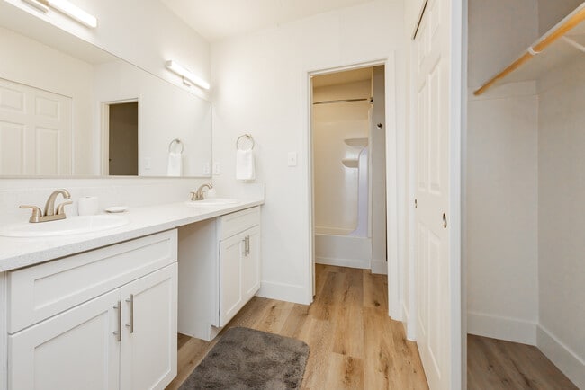 Building Photo - Courtyard 525 Apartments