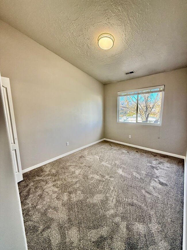 Building Photo - Adorable 3-BR Parkside Townhome