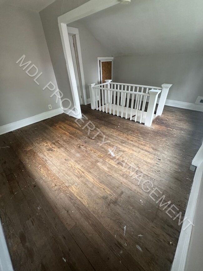 Building Photo - 2 bedroom 1 bathroom w/ additional living ...