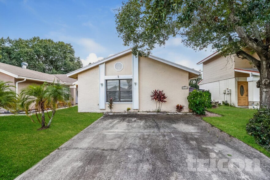 Primary Photo - 10516 Parkcrest Dr