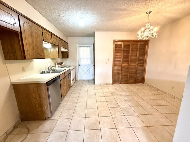 Building Photo - 2302 Shenandoah Dr
