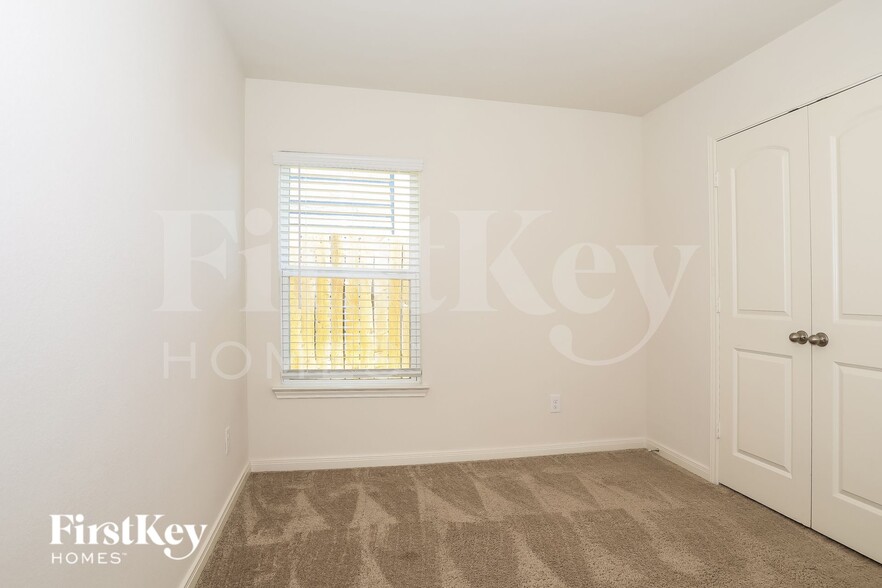 Building Photo - 26615 Ezemily Dr