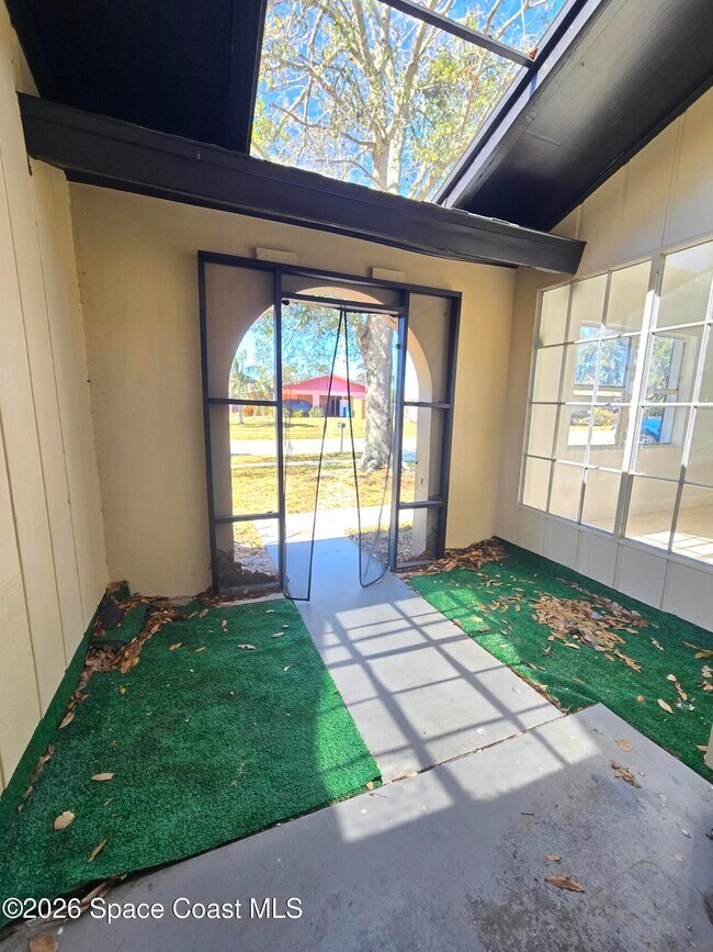 Building Photo - 771 Onyx Dr NE