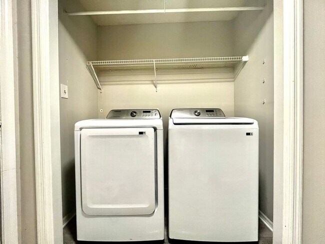 Building Photo - 10470 Meadow Run Trce