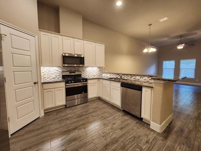 Building Photo - 3/2/2 Duplex / Less than 1 Mile to Gruene / Fridge Included/ Gas Cooking / Covered Patio / CISD