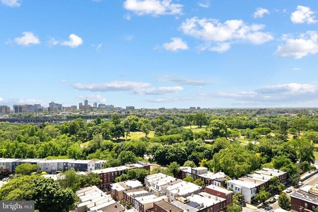 Building Photo - 880 N Myrtlewood St