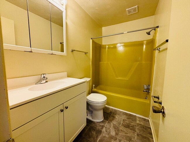 Building Photo - 2 Bedroom, 1.5 Bath Townhouse