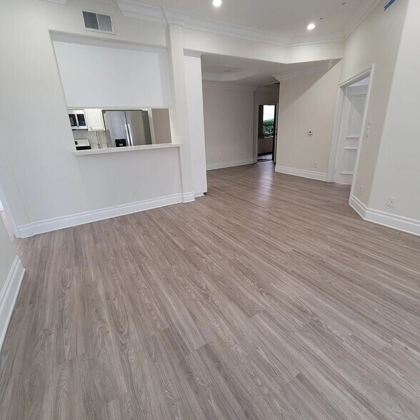 Building Photo - 2669 S Barrington Ave