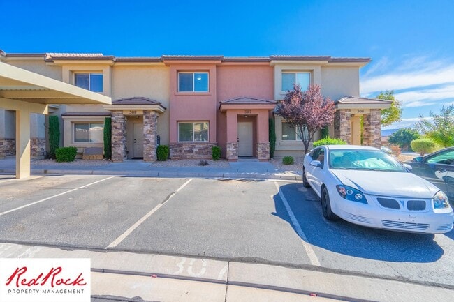 Building Photo - Charming 3 Bedroom Townhome with INTERNET INCLUDED & Dog-Friendly!