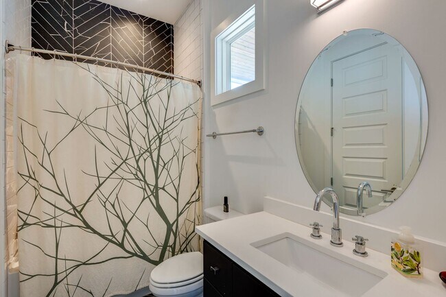 Building Photo - 4 Bedroom/3.5 Bath home overlooking the ci...