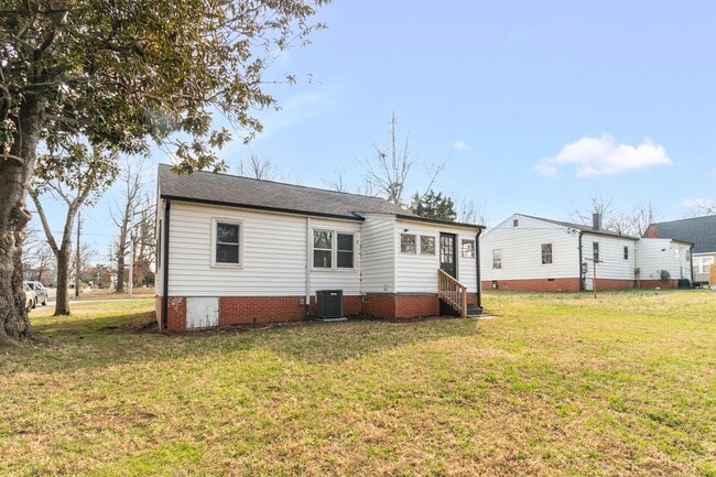 Building Photo - Lovely 3 bedroom, 1 bathroom home in High Point with LVP throughout!