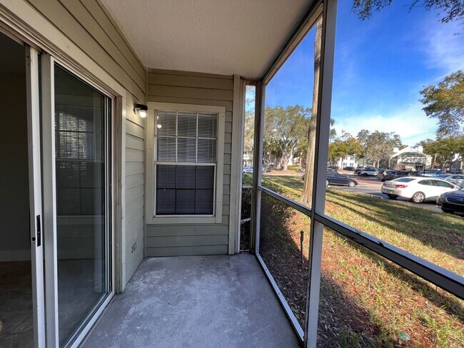 Building Photo - Great 1/1 condo in gated community!