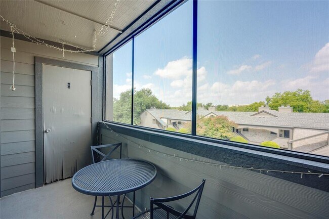 Building Photo - 1510 W N Loop Blvd