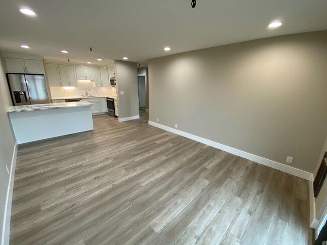 Building Photo - 1 Bed 1 Bath Condo Newly Remodeled W/ Park...