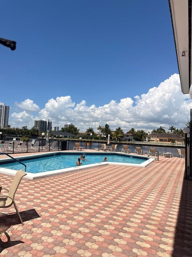 Building Photo - 3113 S Ocean Dr