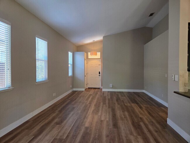 Building Photo - Broadstone - 3bdrm, 2 bath - Close to Shopping, Park & Schools!