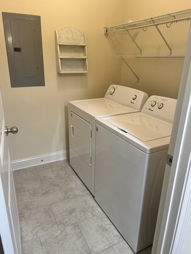 Building Photo - 446 Walker Cir