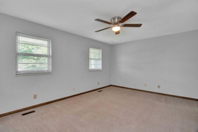 Building Photo - Knoxville 37934 - Split-level Home with 4 Bedrooms, 2 Baths & a 2-car garage. Call Lisa Vineyard ...