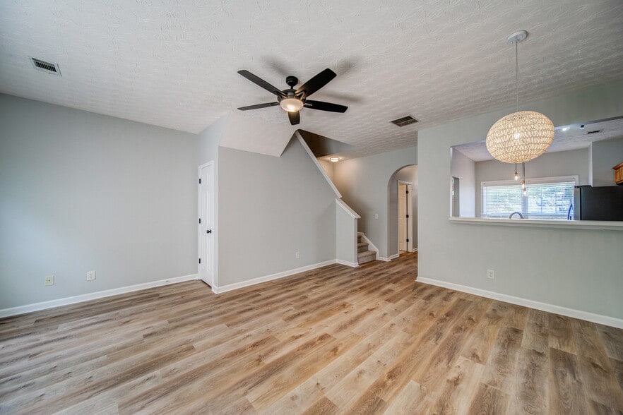 Building Photo - 211 Pearl Chambers Dr