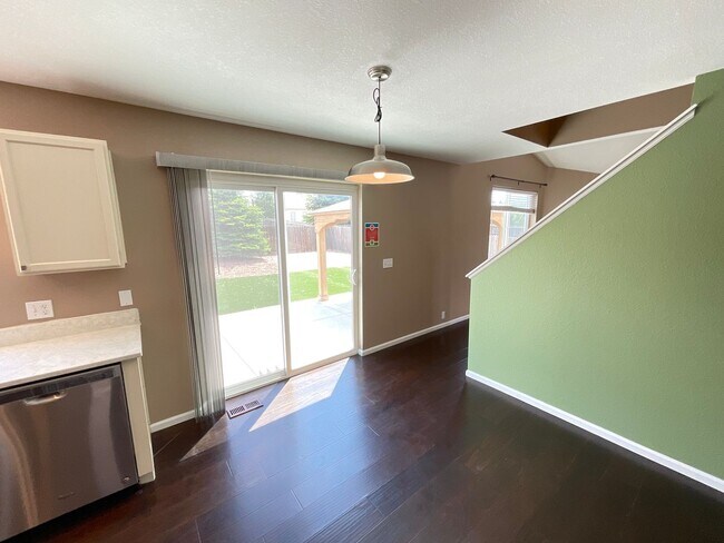 Building Photo - 4 Bedroom Home Available Near N Powers Bl ...