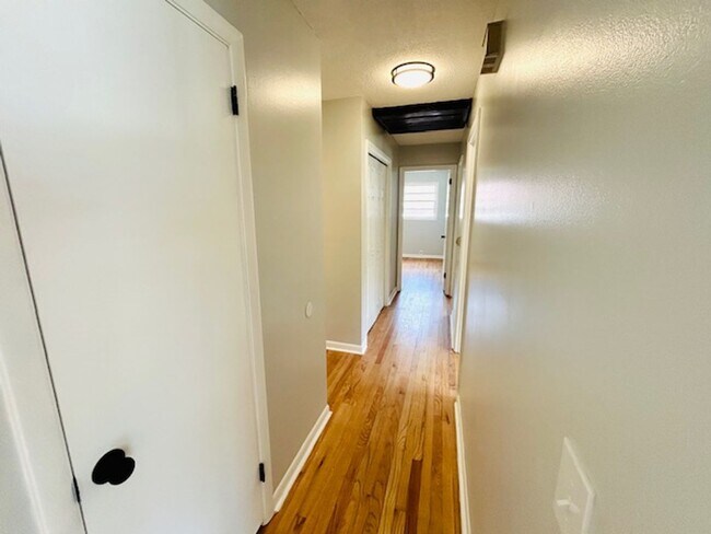 Building Photo - MOVE IN SPECIAL- $300 Off First Month's Rent-MOVE IN READY BRICK HOME!