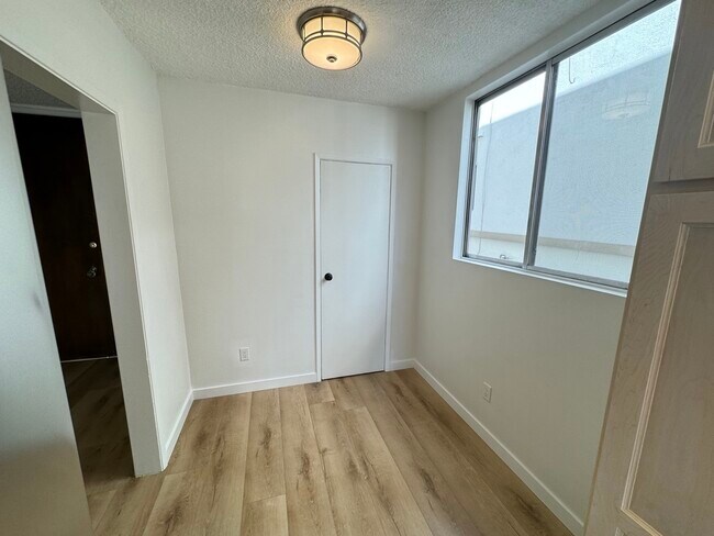 Building Photo - 1547 N Hayworth Ave