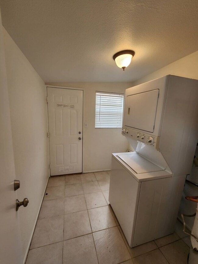 Building Photo - ***COMING SOON***Cute 2 Bedroom 1 Bath Home