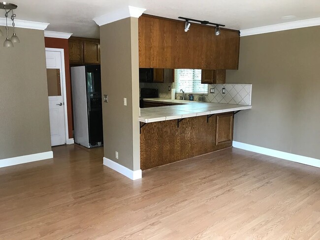 Building Photo - Large 4 bedroom 2.5 bath