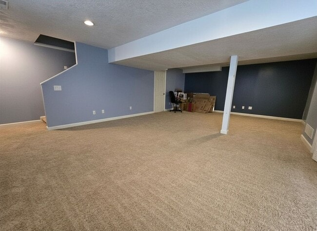 Building Photo - 3 Bedroom Duplex in Normal!