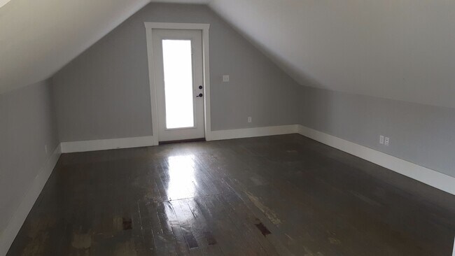 Building Photo - 113 Benton St