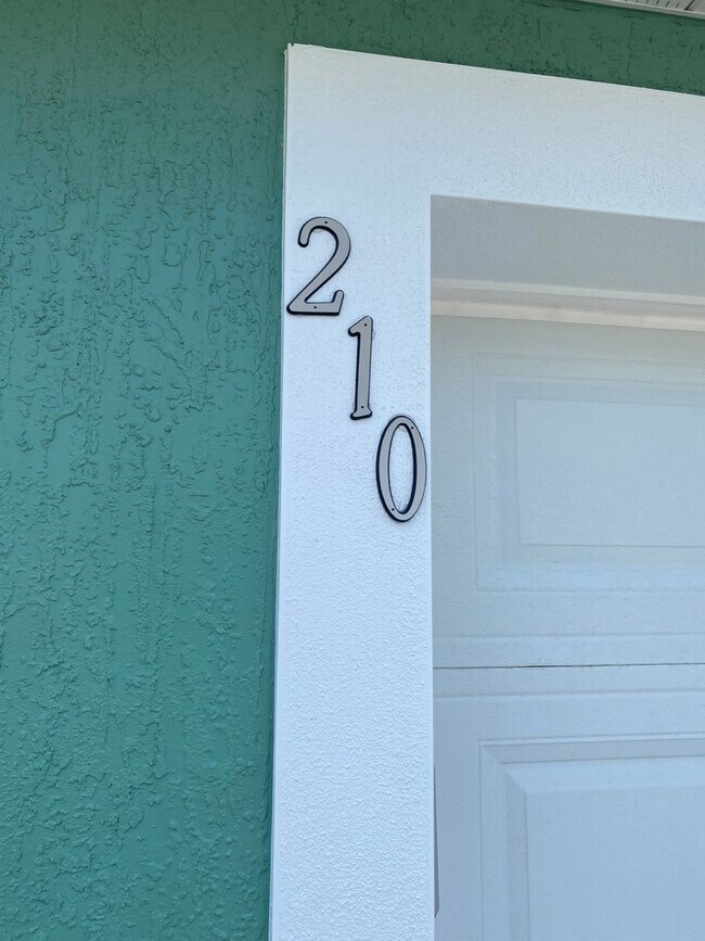 Building Photo - Custom Home - Desirable SE Ocala Neighborh...