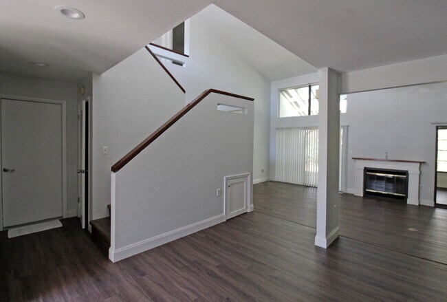 Building Photo - 3 Bedroom Townhouse in Gleneagles Community of Bluewater Bay!