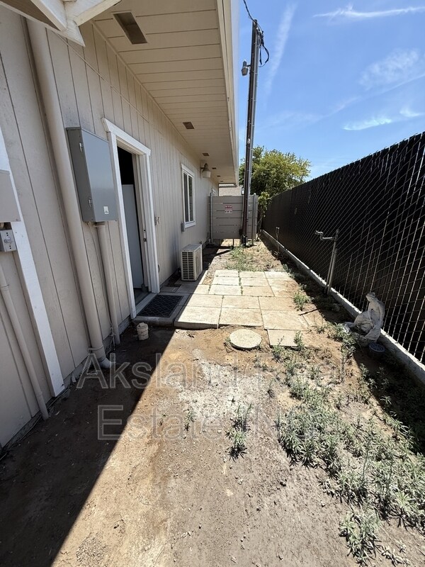 Building Photo - 3009 W Lathrop Rd