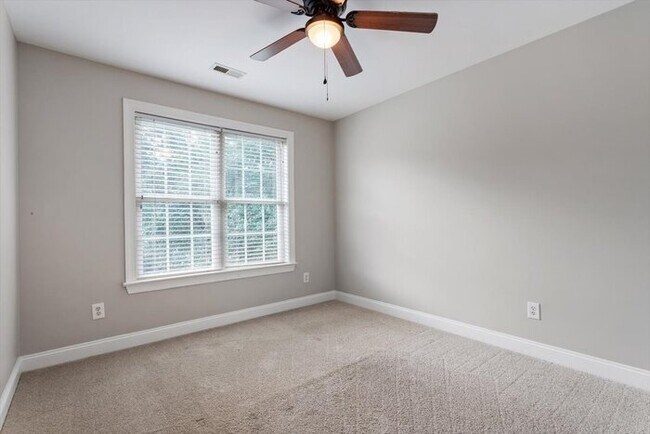 Building Photo - Spacious 4 Bedroom Raleigh Home - Fenced i...