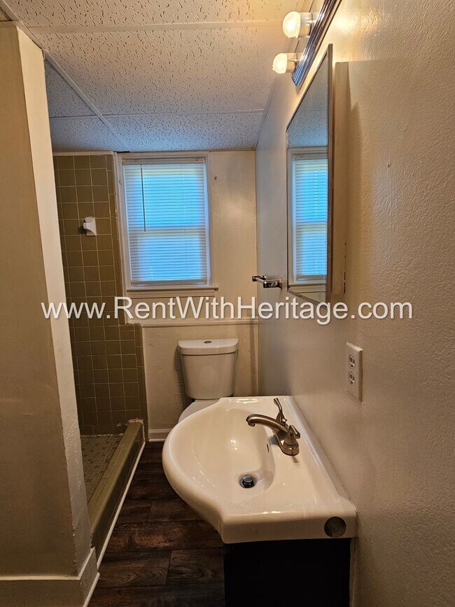 Building Photo - Amazing 4 Bedroom/ 2 Bath Home / Bonus Roo...