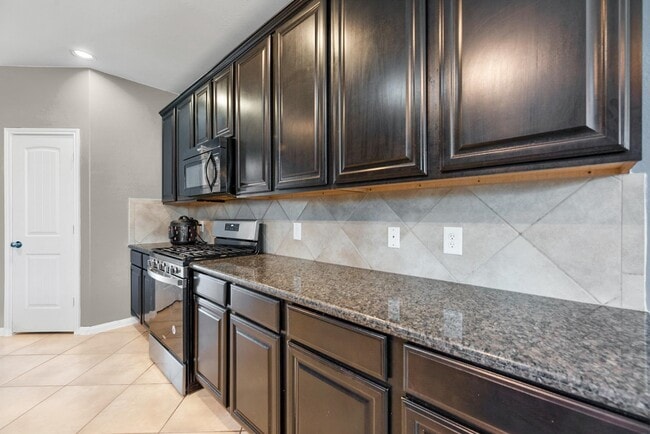 Building Photo - 1302 S Maple Dr