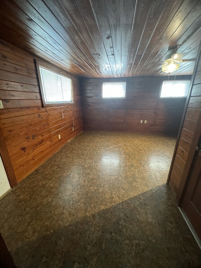 Building Photo - 405 N Burleson St