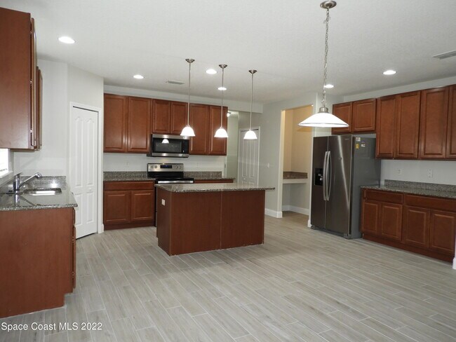Building Photo - 583 Hollow Glen Dr