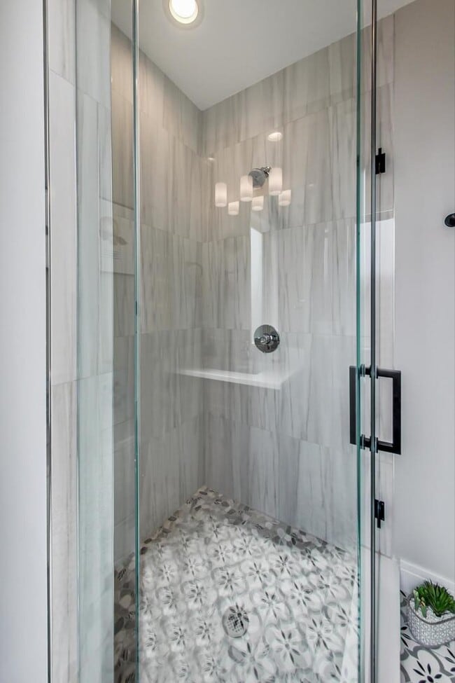 Building Photo - 2429 W Augusta Blvd