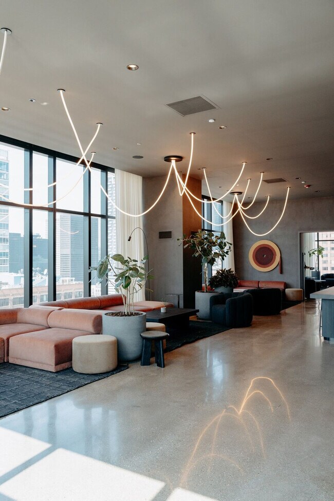 Building Photo - 755 S Clark St