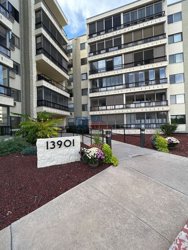 Building Photo - 13901 E Marina Dr