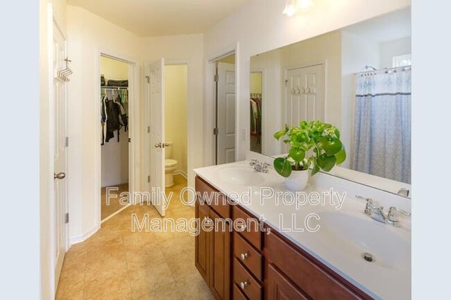 Building Photo - 159 Meadow Wood Rd