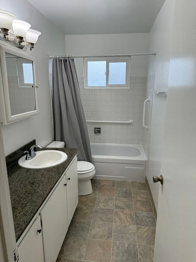 Building Photo - UPSTAIRS 2 BED UNIT IN ROSEVILLE!!