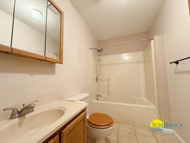 Building Photo - Spacious 3 Bedroom Home in Mary Esther!