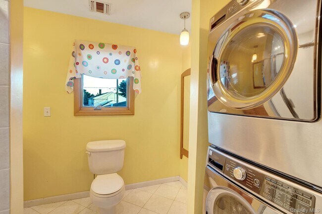 Building Photo - 8 Pearl St