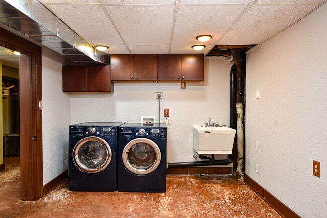 Building Photo - 4 Bedroom 2 Bathroom Home in Salem