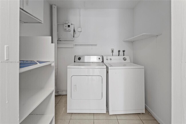 Building Photo - 1402 SW 9th Ave