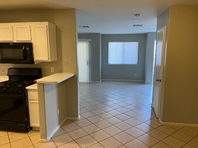 Building Photo - 3 Bedroom located in Gated Community!!