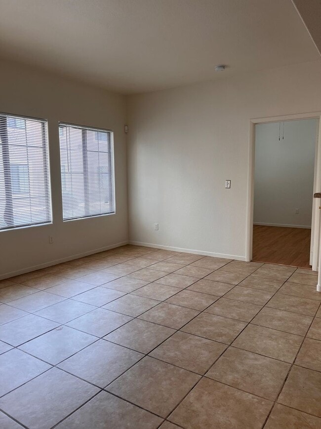 Building Photo - 2 Bedroom condo - Great Location